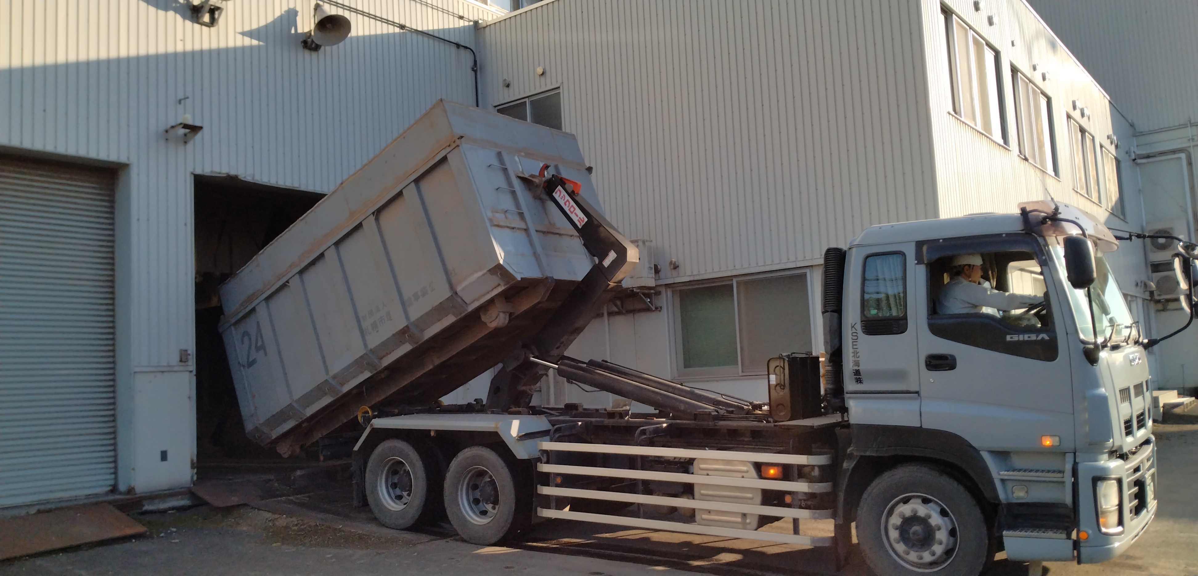 札幌市内はもちろん、北広島や岩見沢方面から通勤している社員も多くいます。
交通費の支給額が月5万円を上限として設定されているため、通勤範囲が広がり、遠方からの通勤も可能です。