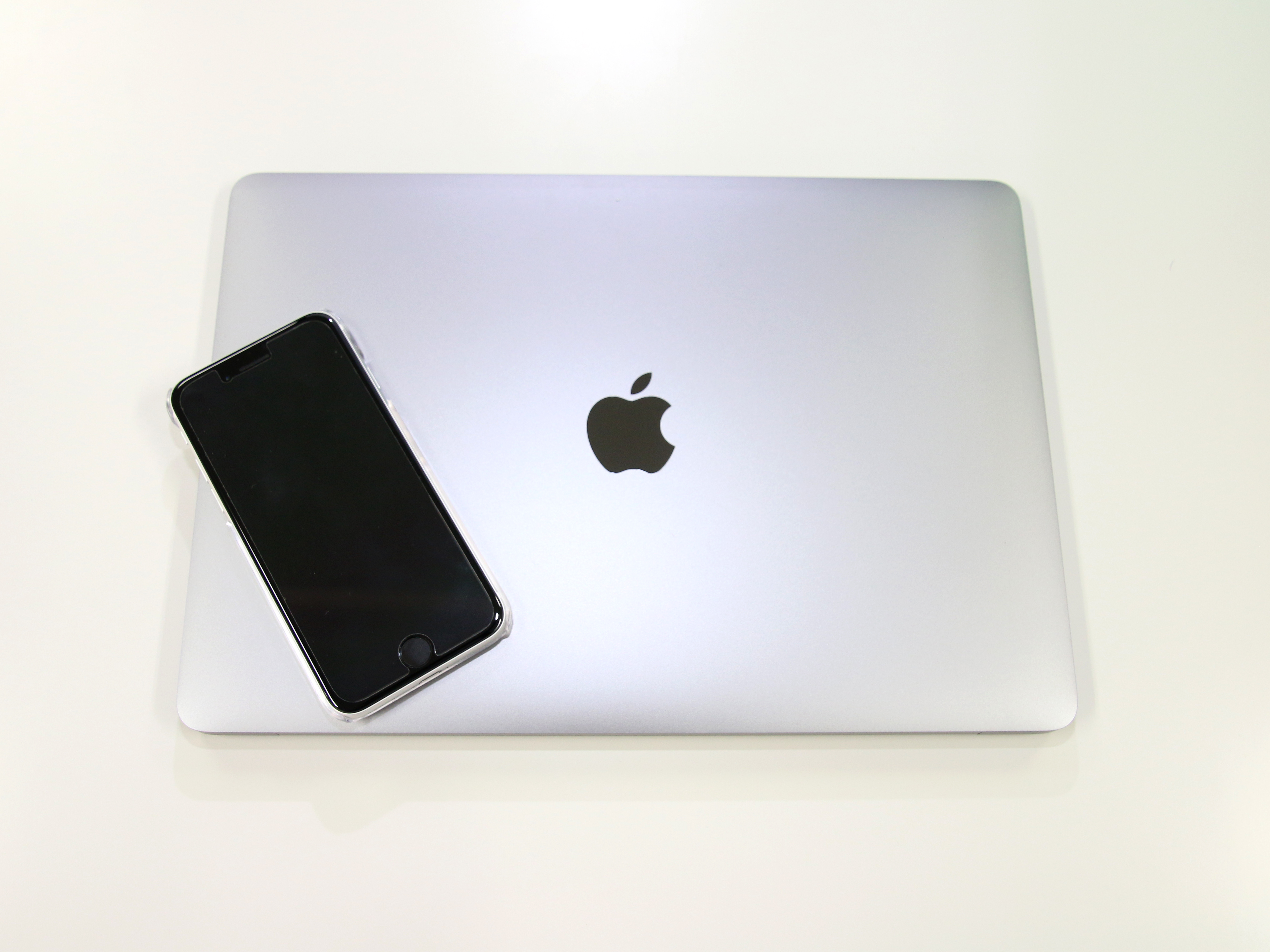 お客様との打ち合わせや原稿作成時には支給されるノートPCやタブレットを使用します。外出時でもすぐに調べたり、先輩に相談したり情報交換も出来ます。私達も手放せないアイテムで活用しています。