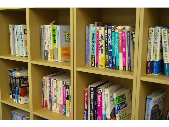 事務所内に設置されている本棚には技術書やエンジニア向けの雑誌等の書籍が充実しています。特に技術研鑽は大切に考えているので、書籍だけでなく定期的に勉強会も開催され、先輩たちから教わる機会も多いです。
