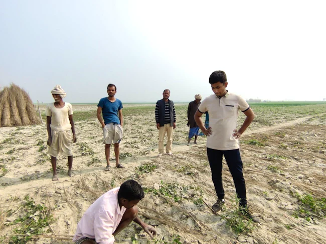 創業者ナラヤンは、インドの人口約300人という小さな農村に生まれ育ちました。乾燥地域にある村の土壌は決して作物が育ちやすい環境ではなく、農業を営む両親のもとで幼い頃からその苦労を目の当たりにしてきました。