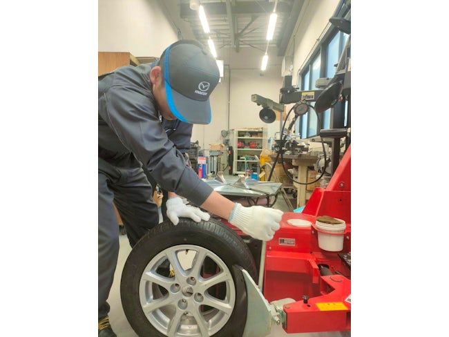 整備士は常に最新技術に触れながら多くの知識を身につけ、同時にお客様との繋がりの中で人間としても成長できるとてもやりがいのある仕事です。