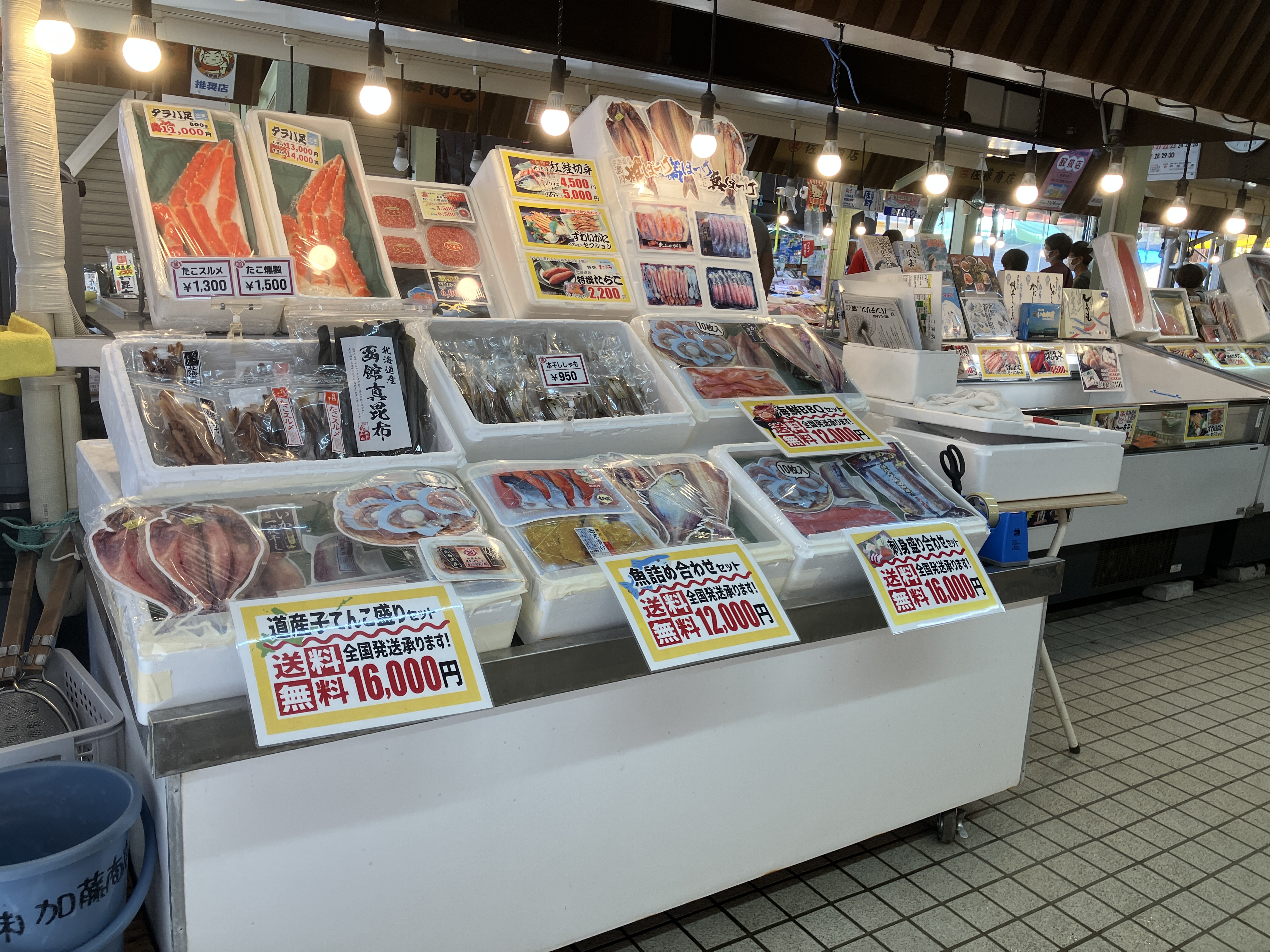【おみやげや贈答品向けに様々な北海道産を始めとする美味しい海産物を取り扱っております。】