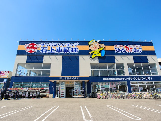 <本社外観> クルマの販売から中古部品の取り扱い、整備、保険、廃車買取、中古スポーツショップまで取り扱う複合店。 近い将来、このような複合店を様々な地区で増やしていく予定です。