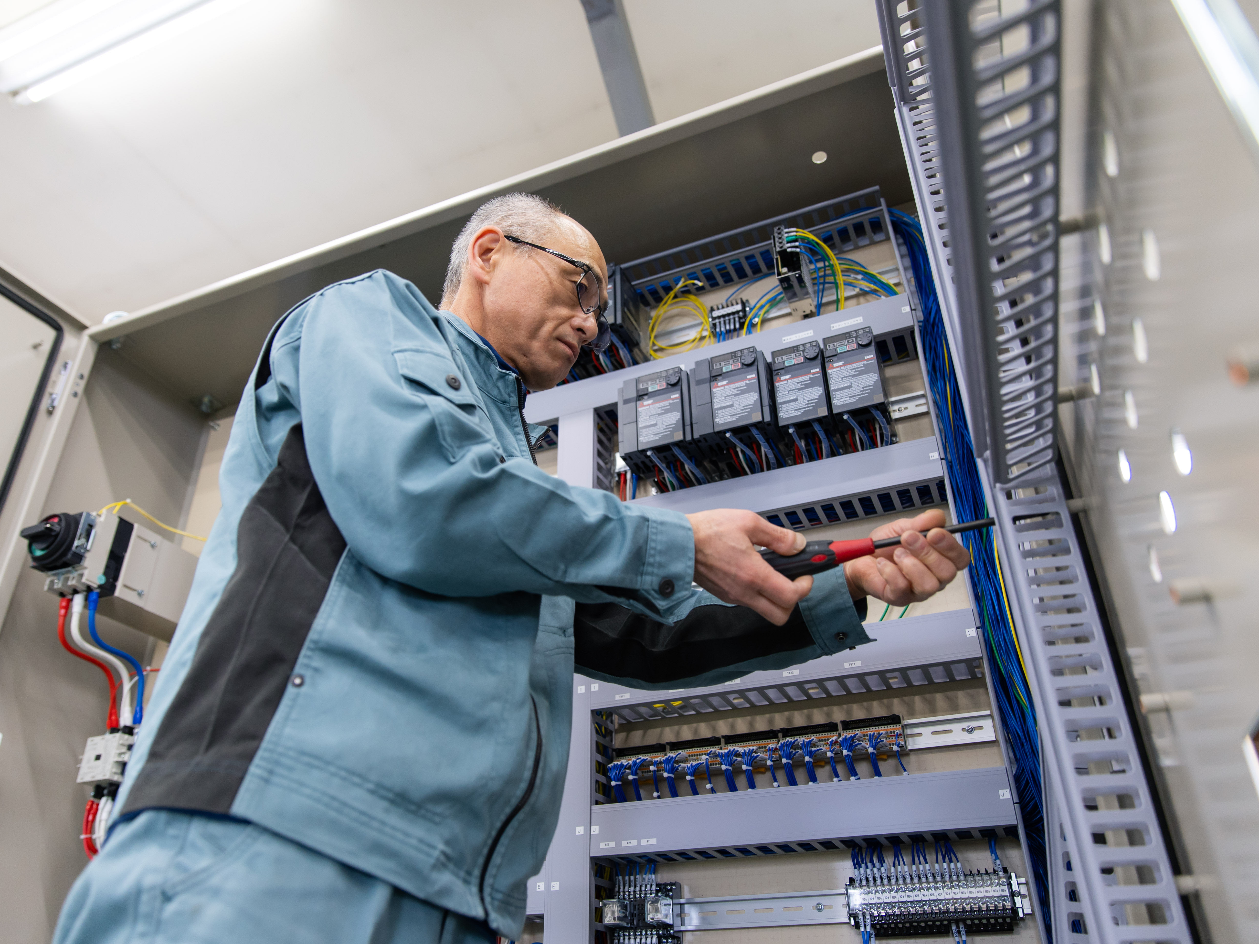 【感動した瞬間は？】自分が組み込んだ盤が実際に動いた時です！お客様の工場で、機械の試し運転を見ることができます。自分が作った盤がどのような機械に組み込まれて、どのように動くのかが分かるので面白いです。