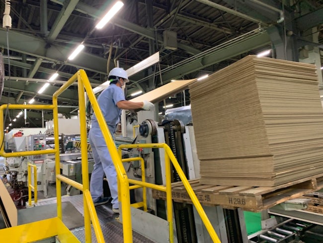 【最新設備を揃えた工場】製造工程はほとんど自動化されていますので、機械のオペレーション業務を担当していただきます。