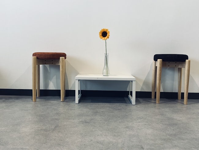 花を飾る気持ちを忘れないように、という想いで定期的に花屋さんに足を運び社内に飾っています。