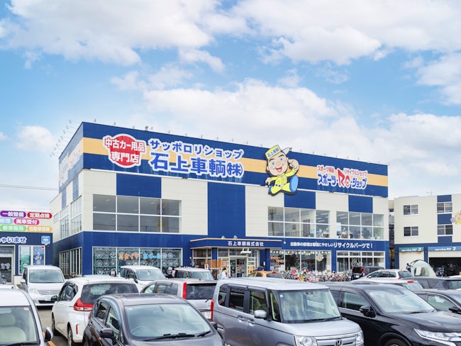 <本社外観> クルマの販売から中古部品の取り扱い、整備、保険、廃車買取、中古スポーツショップまで取り扱う複合店。 近い将来、このような複合店を様々な地区で増やしていく予定です。
