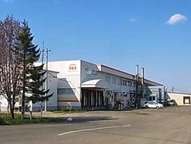 <工場外観> 工場内の衛生管理は徹底しています。現場へ入場する際はローラーがけを実施し、清潔な状態で作業します。