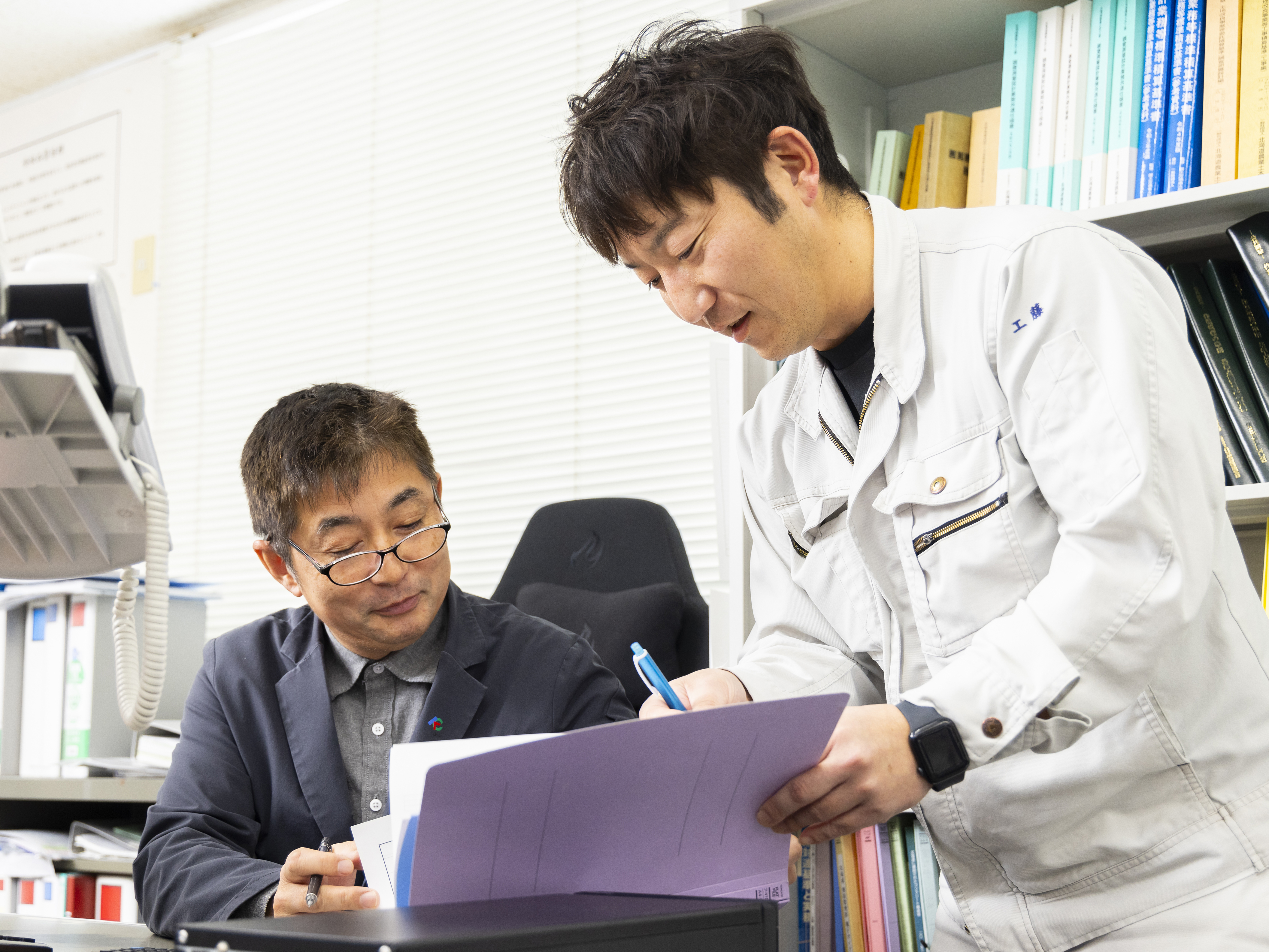 大手のような大人数の会社ではないので、社員同士の距離が近く何でも聞ける職場です。それぞれ部門はありますが、「測量」という共通点があるため部署を越えた交流が活発なのも当社の特徴です。