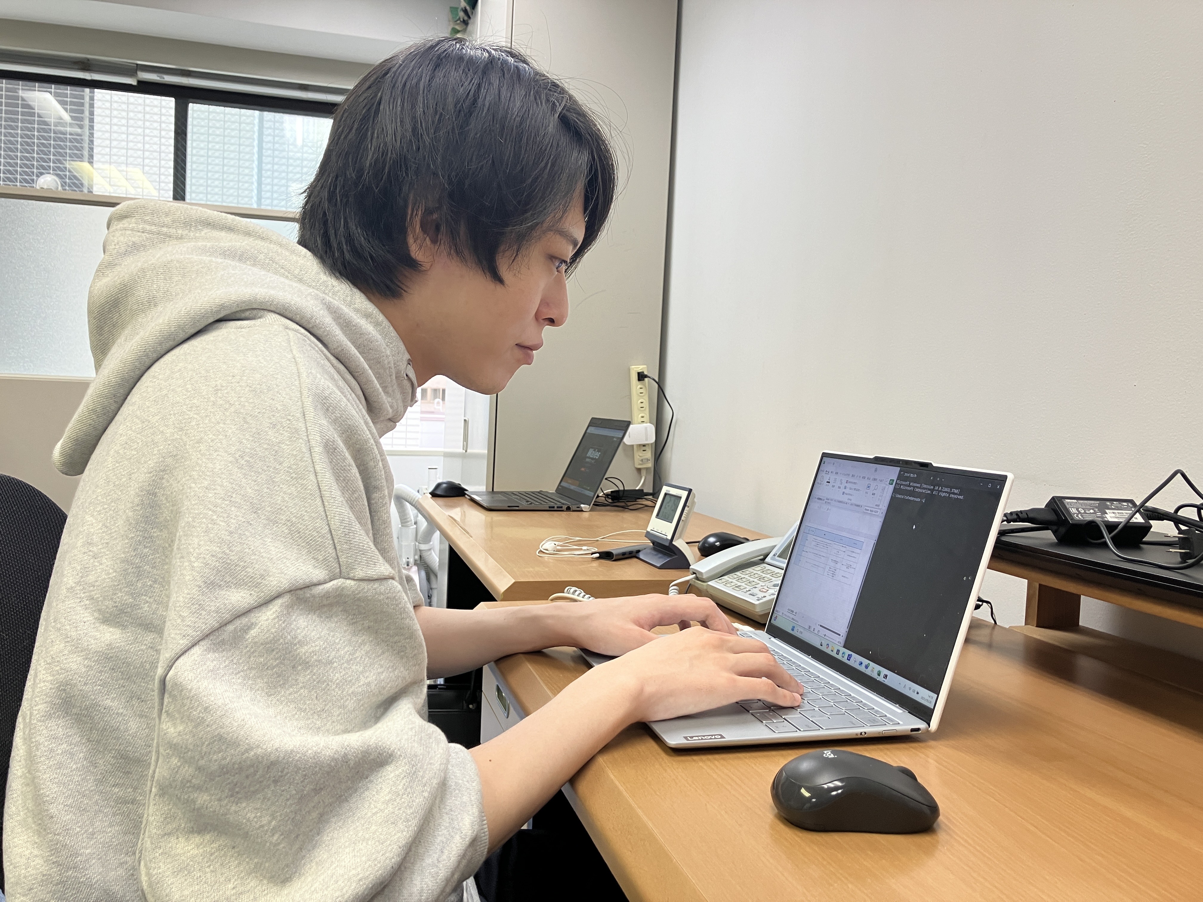 形骸化した定例会議を思い切って廃止しました。その目的は、社員一人ひとりが「今やるべき最も重要な業務」に集中できる環境をつくるため。本質的なスキルを磨きながら、同時にプライベートの時間も確保できます。