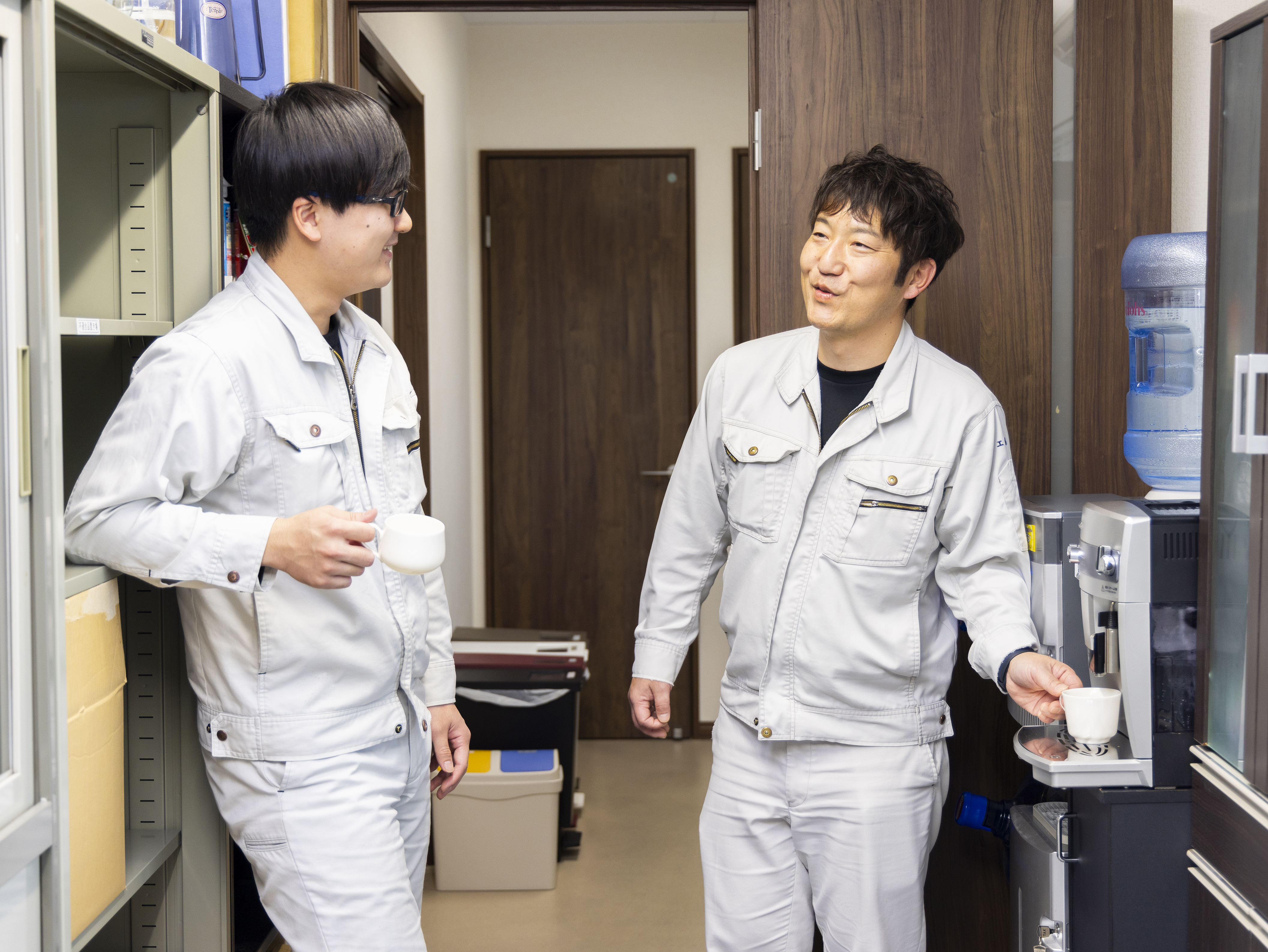 20代の若手から中堅・60代の大ベテランまでバランス良く在籍しています。中途入社組も活躍中。当社は若手を育てていく体制とその方が活躍できる環境が整っております。一生モノの技術と仲間を手に入れてみませんか？