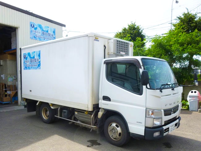 配送に使用する2t車両です。
氷は重たいもので18〜20キロ程あります。
積み卸しは、重さに応じてリフトを使用する場合もあります。
