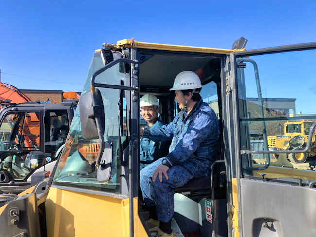 あなたの「得意」を伸ばす人員配置をおこなっています。「この重機が得意」「冬の除雪を極めたい」など、一人ひとりの適正と希望を尊重。特定の重機に縛られず、どんどん新しい挑戦の機会を提供します。