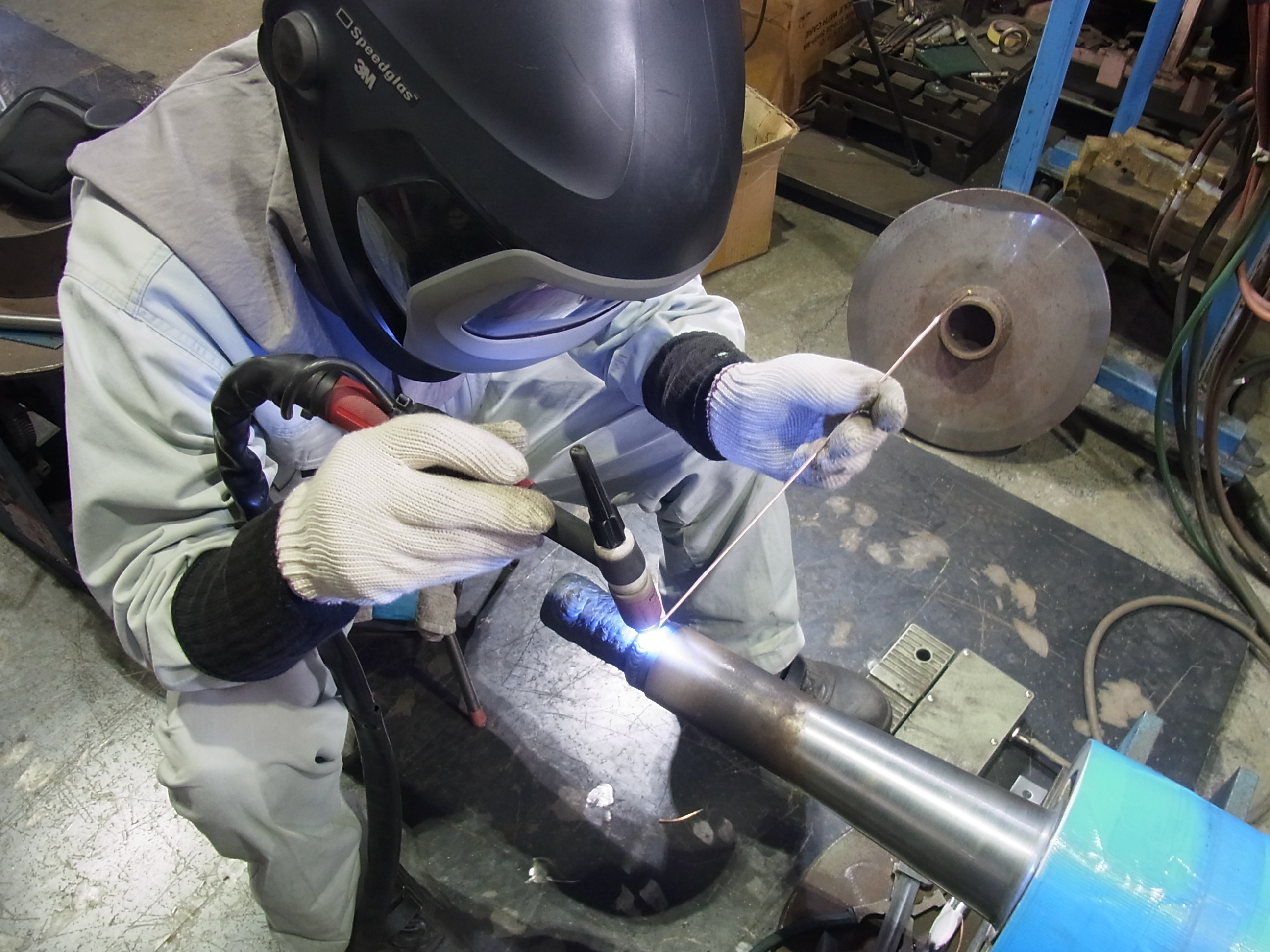 敷地内には本部・事務機能のある本社と別に3つの工場があります。それぞれ機械加工・溶接加工・溶射加工で分けて並んでいます。