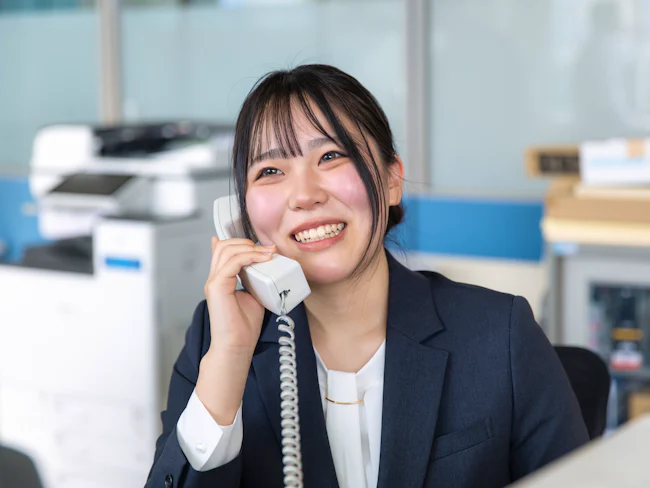 前職は営業や不動産管理など、異業種からの転職者が多数活躍しています。共通しているのは「安定して働きたい」という想い。100年続く実績と、これからを変えていく熱意、その両方に触れられる職場です。