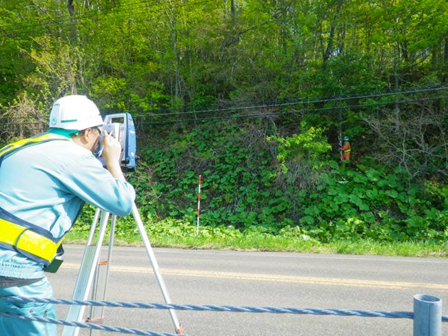 測量作業の様子。様々な機器を使用し、地図では分からない立体的な地形を測ります。