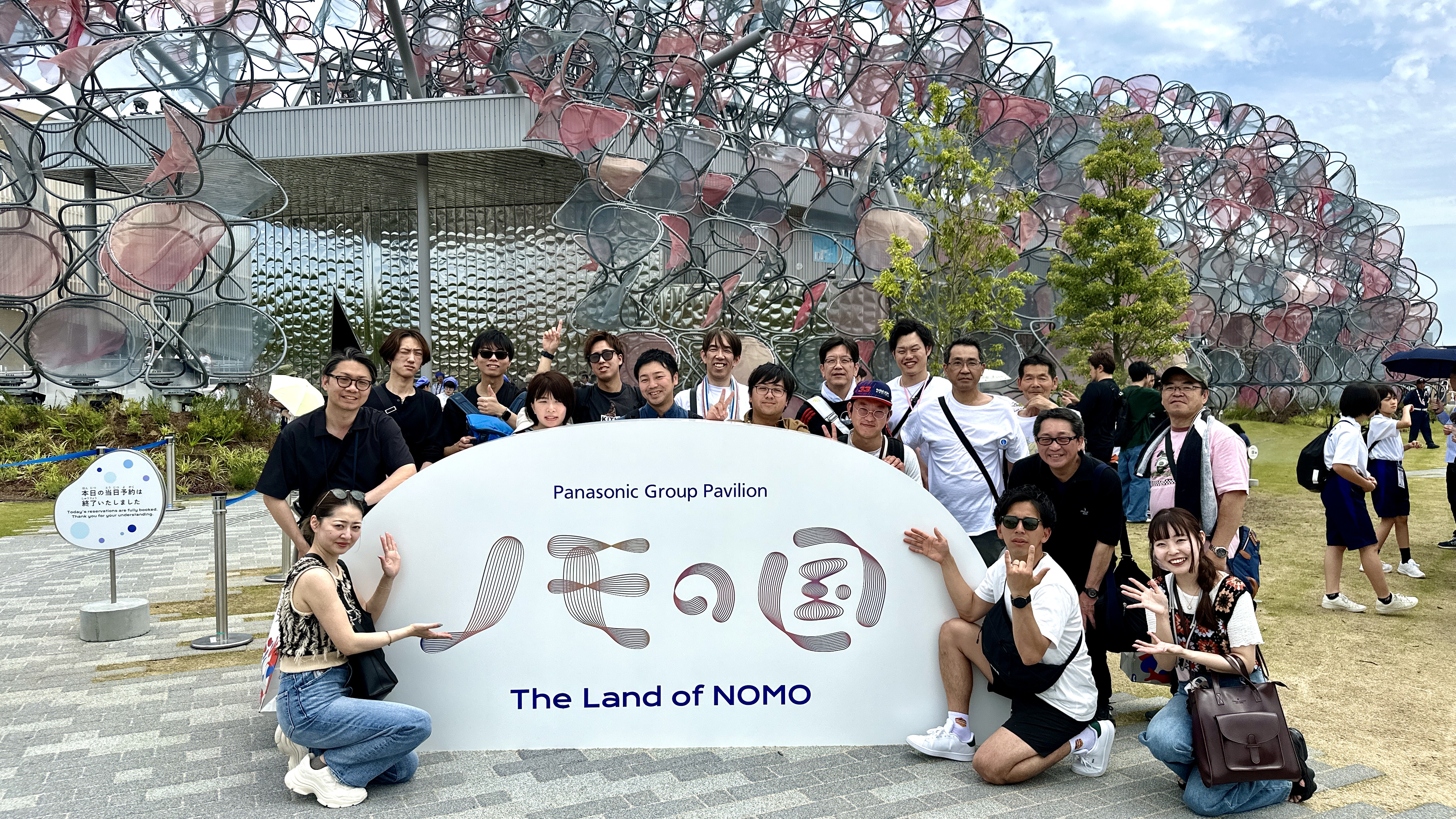 営業スタッフや事務スタッフも同じフロアで働いています。社歴関係なく社員同士協力しあう雰囲気で、若い方も働きやすい環境です。
2025年は慰安旅行で「大阪万博」に行きました！