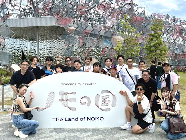 営業スタッフや事務スタッフも同じフロアで働いています。社歴関係なく社員同士協力しあう雰囲気で、若い方も働きやすい環境です。
2025年は慰安旅行で「大阪万博」に行きました!