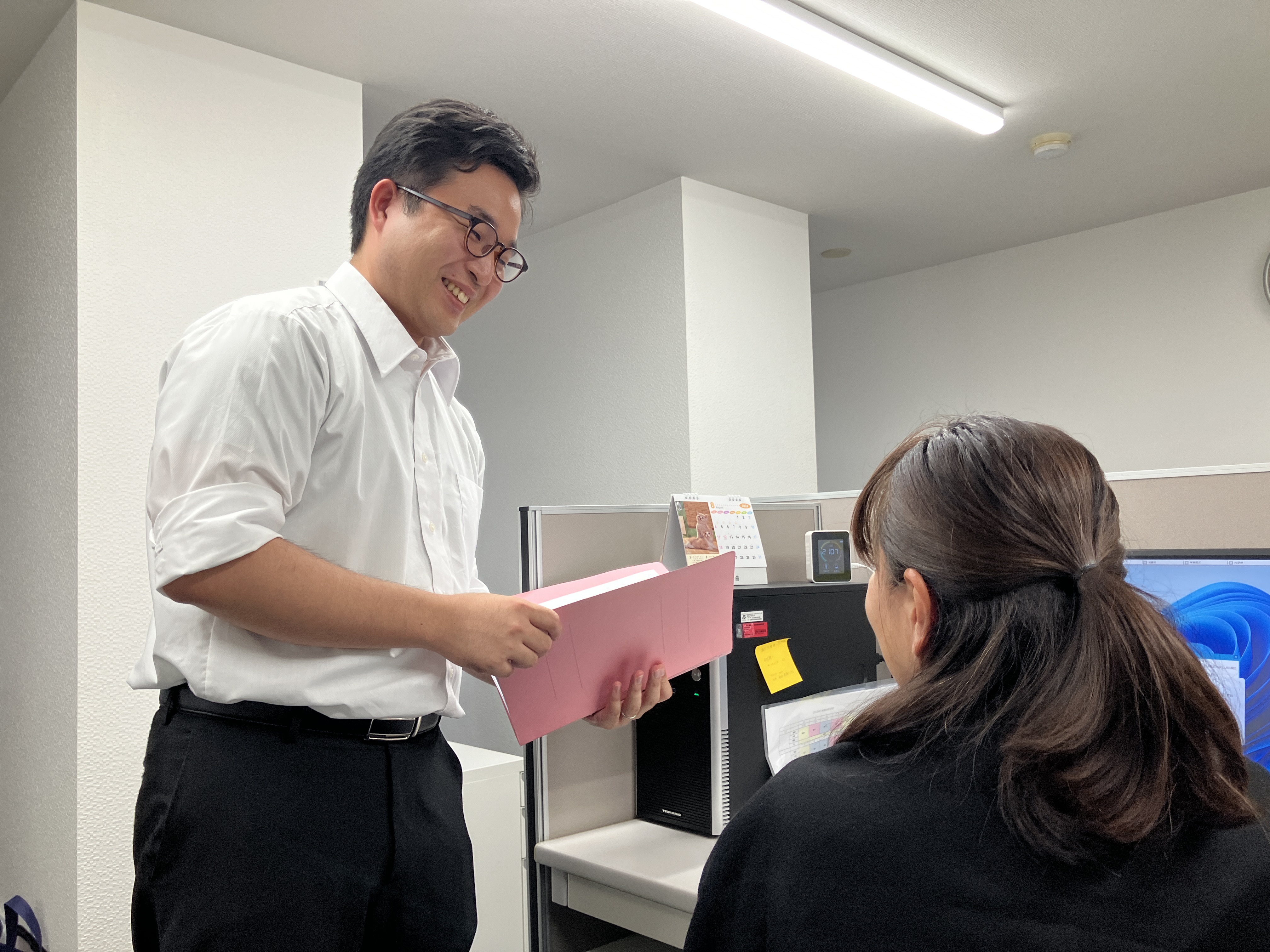 転職は大成功！当初士業に対して、「堅い」「厳しい」という印象を抱いていましたが、当代表の佐藤先生（TOP写真右）は物腰が柔らかく、事務所の雰囲気も和やかで、良い業界・良い職場に転職できたなと感じています｡