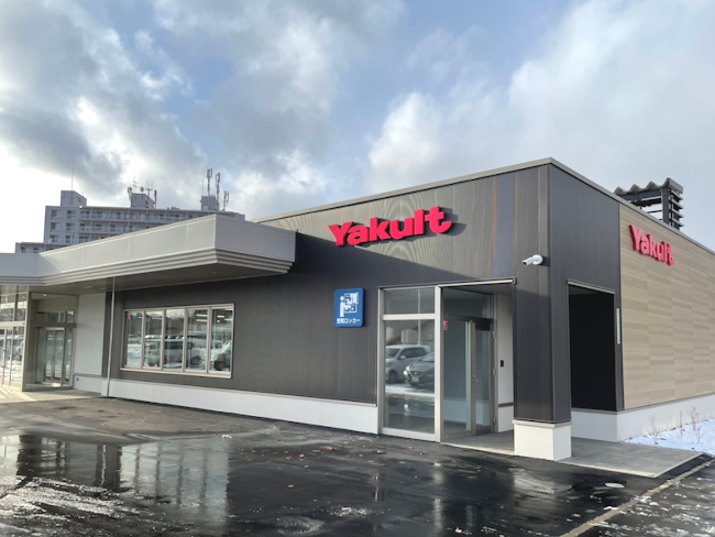 ヤクルトの創始者・代田稔が研究の末に乳酸菌飲料「ヤクルト」を1935年に誕生させ、今年で90周年!代田稔の情熱と発想、飽くなき探究心は「代田イズム」として、ヤクルト関連企業に今も脈々と受け継がれております。