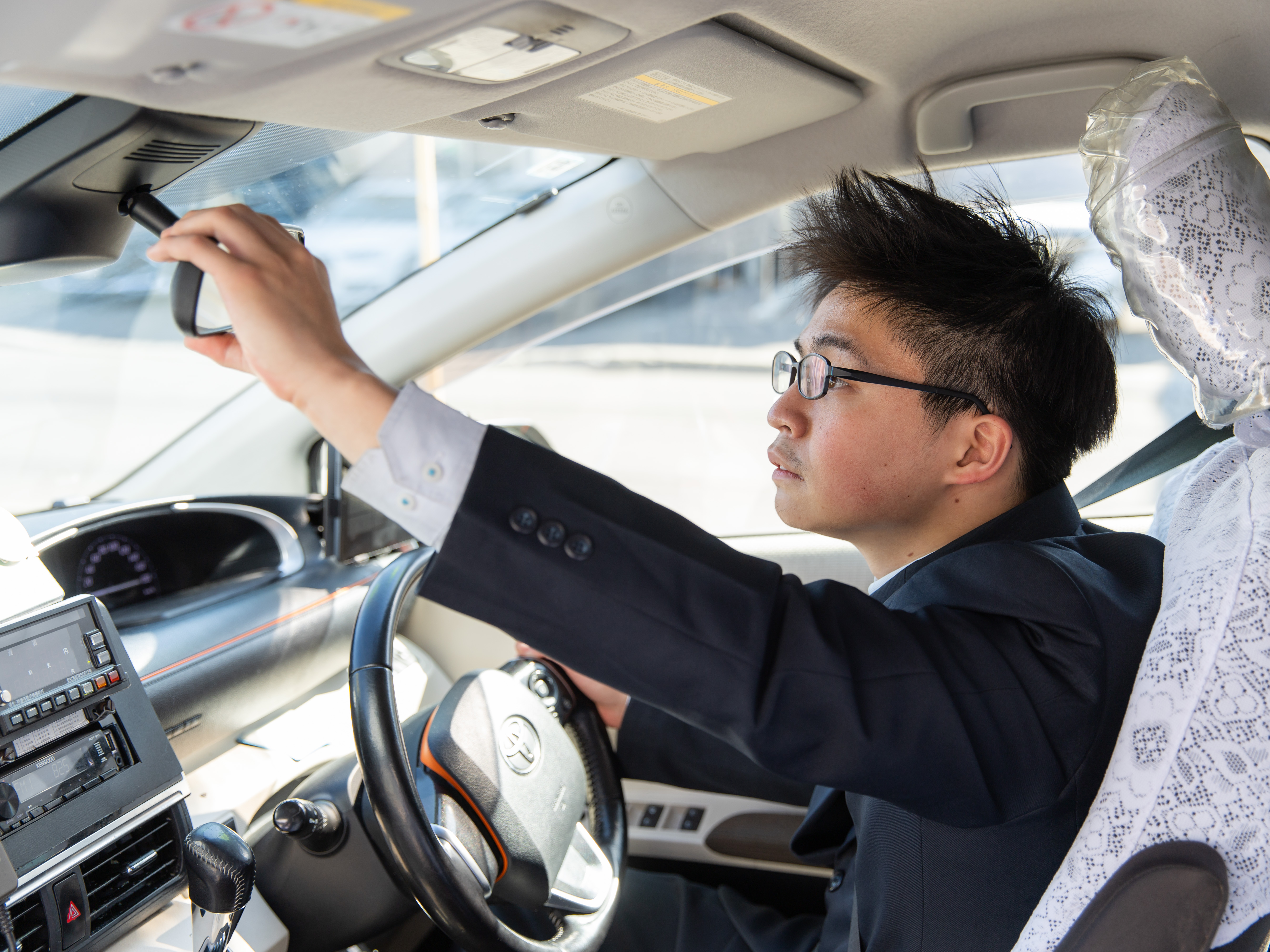 出勤したらタイムカードを押し、制服に着替えてからまずやることは車の点検。1日安全に運行できるよう、お客様の安心のために、欠かせない作業です。