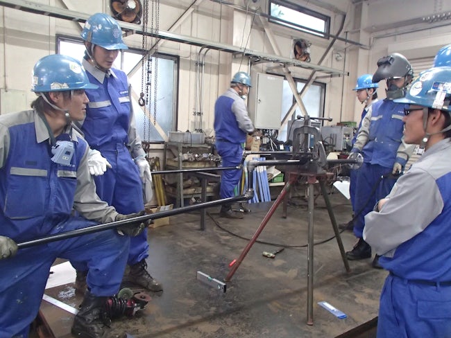 スタッフの技能レベルを底上げしたり、優れた技術を持つ従業員を正当に評価したりする目的のため、技術向上競技大会を実施しています。