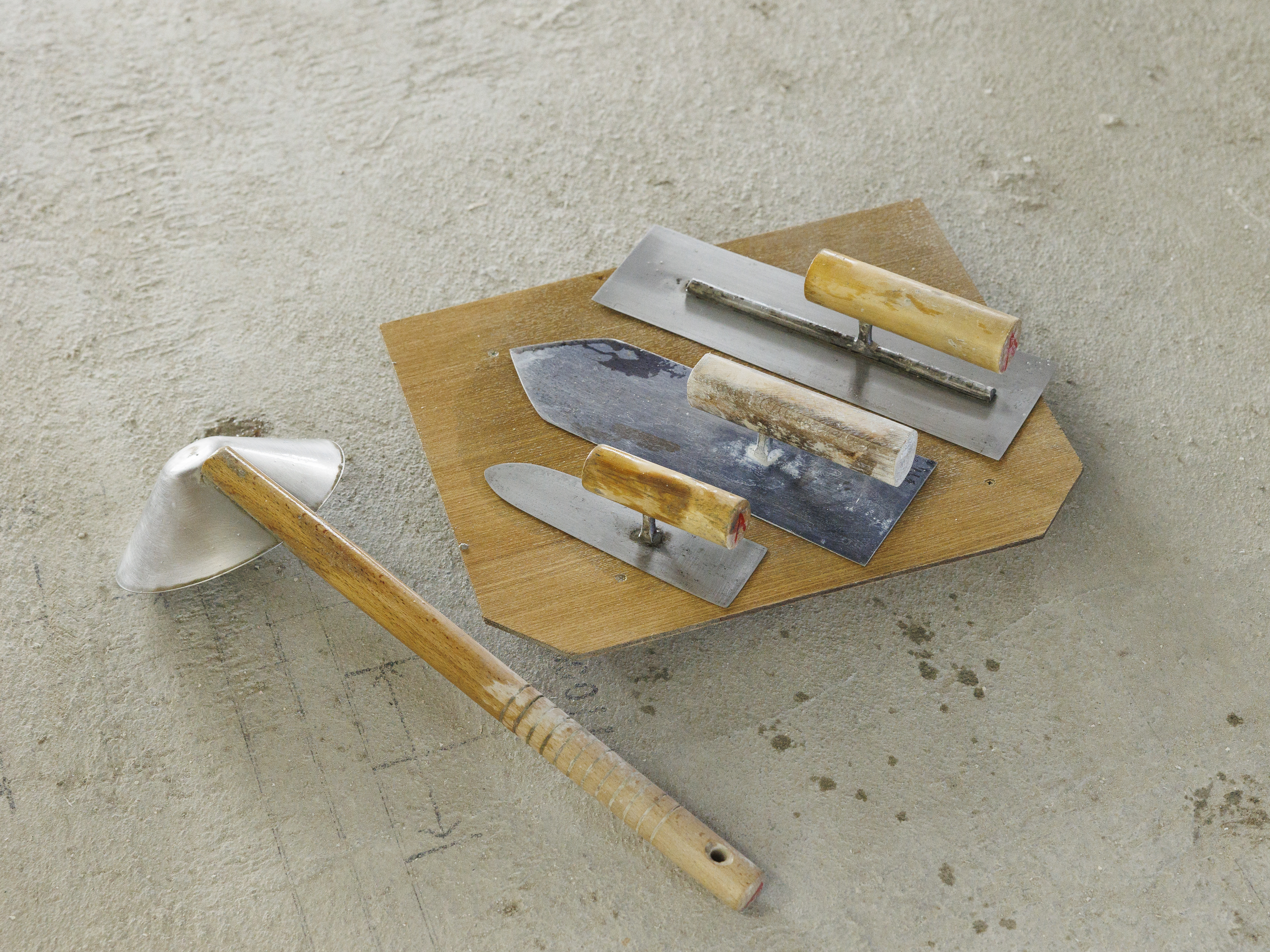 【一生モノの技術を手に】指先の加減一つで、光の反射さえ操る左官の世界へ。美浪左官工業なら、あなたが塗った壁が数十年後の街の景色になる。この手で、唯一無二の陰影を描き出しましょう。