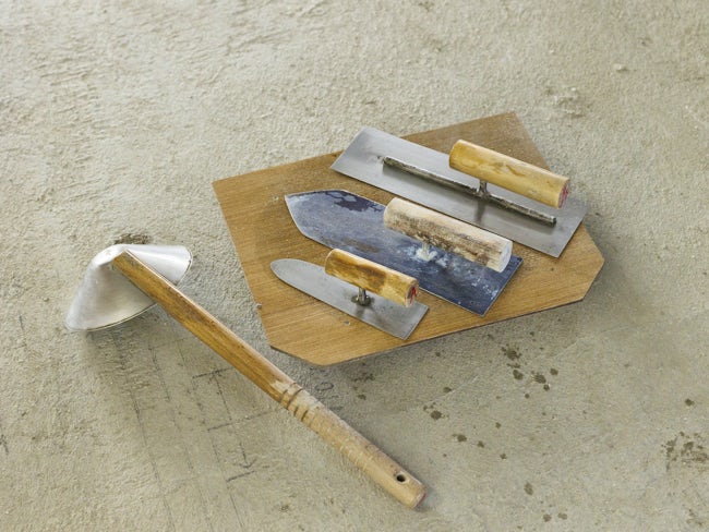 【一生モノの技術を手に】指先の加減一つで、光の反射さえ操る左官の世界へ。美浪左官工業なら、あなたが塗った壁が数十年後の街の景色になる。この手で、唯一無二の陰影を描き出しましょう。