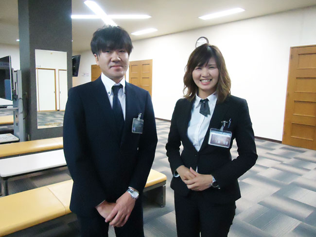 現場の雰囲気やスタッフの動きを、応募前に実際に見ることができます。人前で話すのが苦手だった先輩も、今では自信を持って活躍中。館長・高野（写真・左）が、あなたの不安に寄り添い、何でもお答えします！