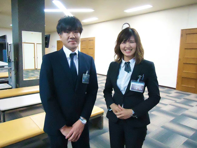 現場の雰囲気やスタッフの動きを、応募前に実際に見ることができます。人前で話すのが苦手だった先輩も、今では自信を持って活躍中。館長・高野(写真・左)が、あなたの不安に寄り添い、何でもお答えします!