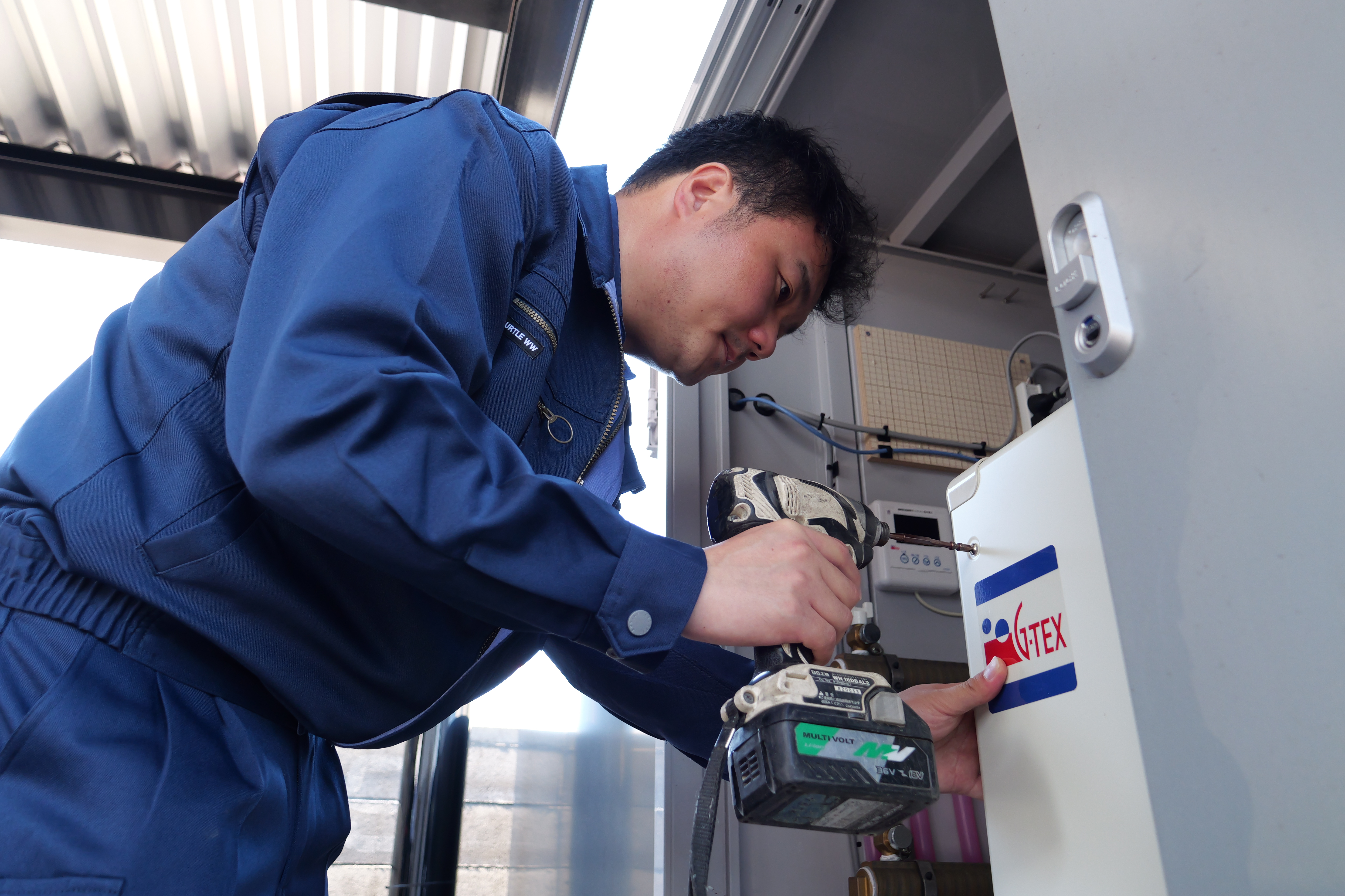 ロードヒーティングで冬の暮らしを支えるプライドを胸に働いています。工事や点検、ボイラー交換等の専門業務も、まずは先輩に同行する1年間の研修からスタート。焦らず着実に成長できる環境が整っています。