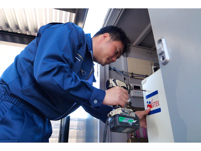 ロードヒーティングで冬の暮らしを支えるプライドを胸に働いています。工事や点検、ボイラー交換等の専門業務も、まずは先輩に同行する1年間の研修からスタート。焦らず着実に成長できる環境が整っています。