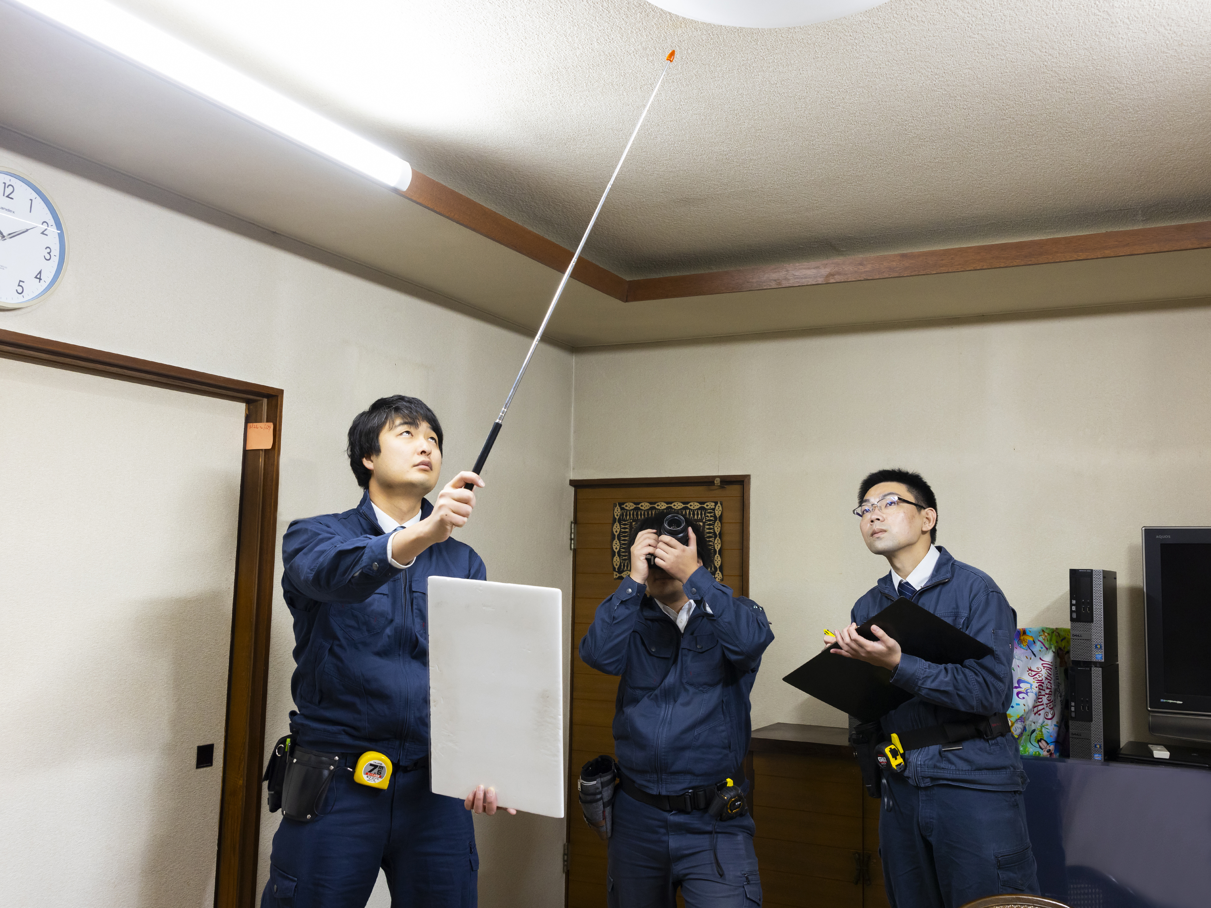 実際その家に住んでいる方がいる状態で調査をすることが多いです。住民の方からご相談があった際は、集約して市役所などの依頼主に連絡をすることも業務のひとつです。