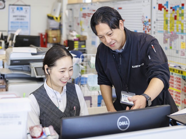 <整備・車検の受付スタッフ>当社はクルマの解体から販売・整備までトータルサポート。前向きな考え方と会話を大事にする社風なので「困った時に質問がしにくい」「話しかけにくい」という不安は持たなくてOKです。