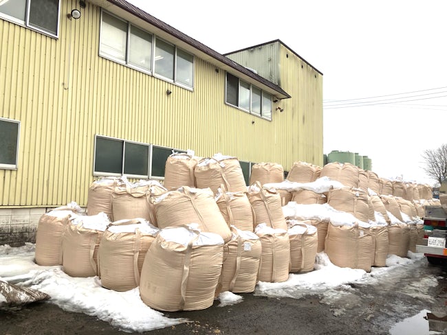 製造した飼料は袋に詰め、屋外で発酵を促進させます。