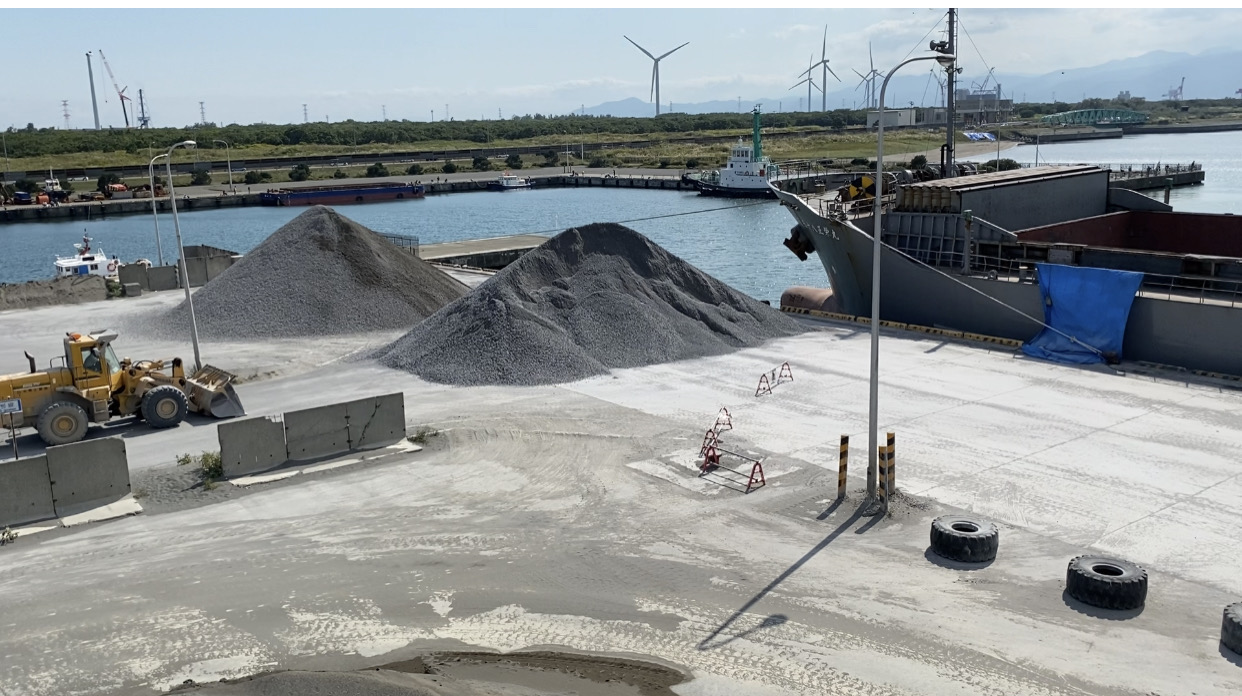 石狩湾新港では20,000m2のヤードを構え、砂や砕石を管理しています。