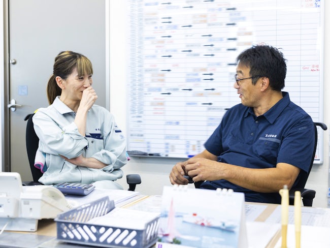 仕事の悩みだけでなく、他愛もない会話で息抜きができるなど、アットホームな雰囲気です。
このときは社員が釣ってきた魚の調理法について議論中の様子(笑)