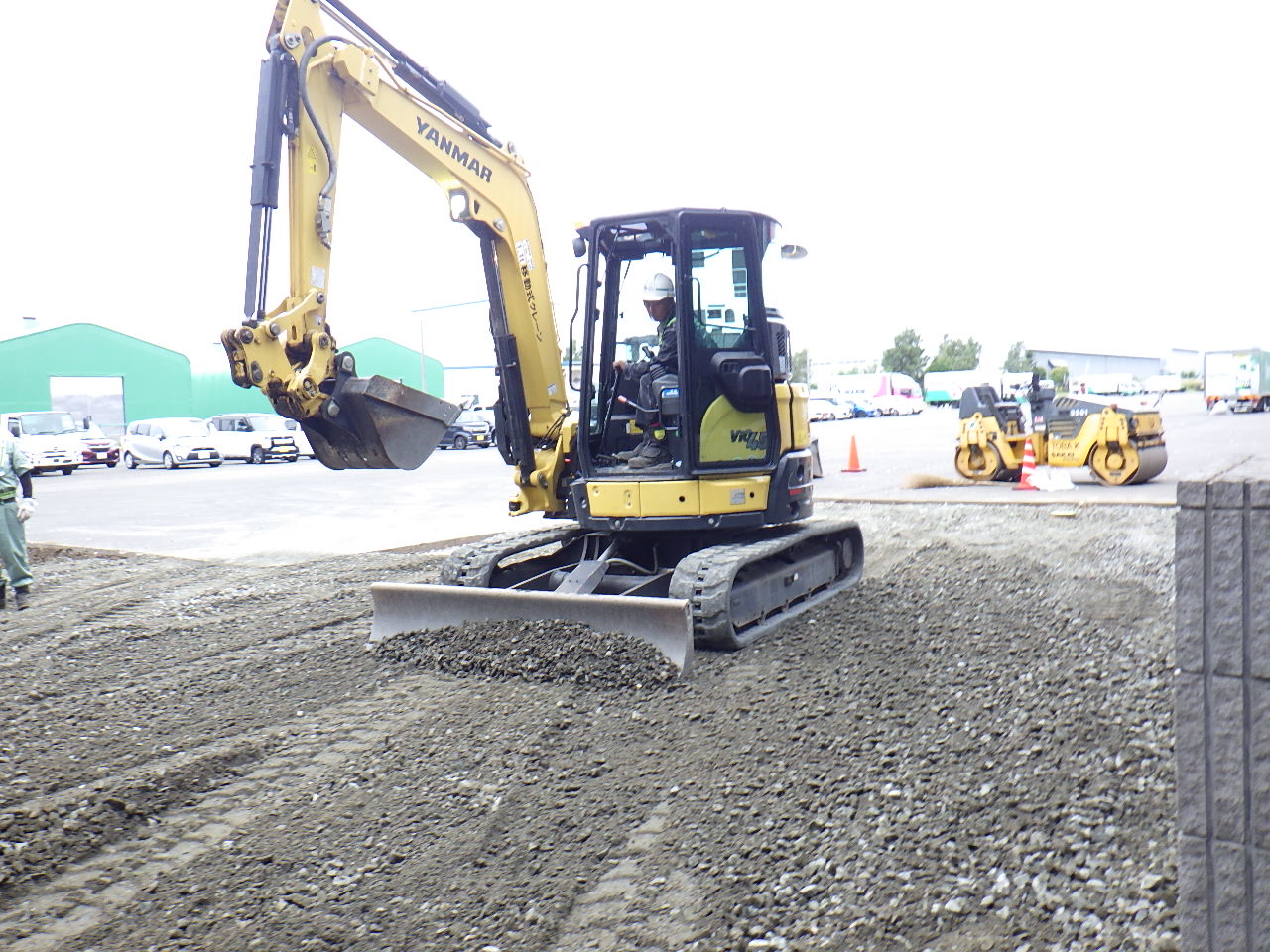 最初はスコップの使い方から覚えて、入社3年で重機に乗っていました。中型免許・車両系・大特免許など取得しスキルアップを感じています。今後、2級建設機械施工管理技士取得に向け、頑張っていきたいと思っています