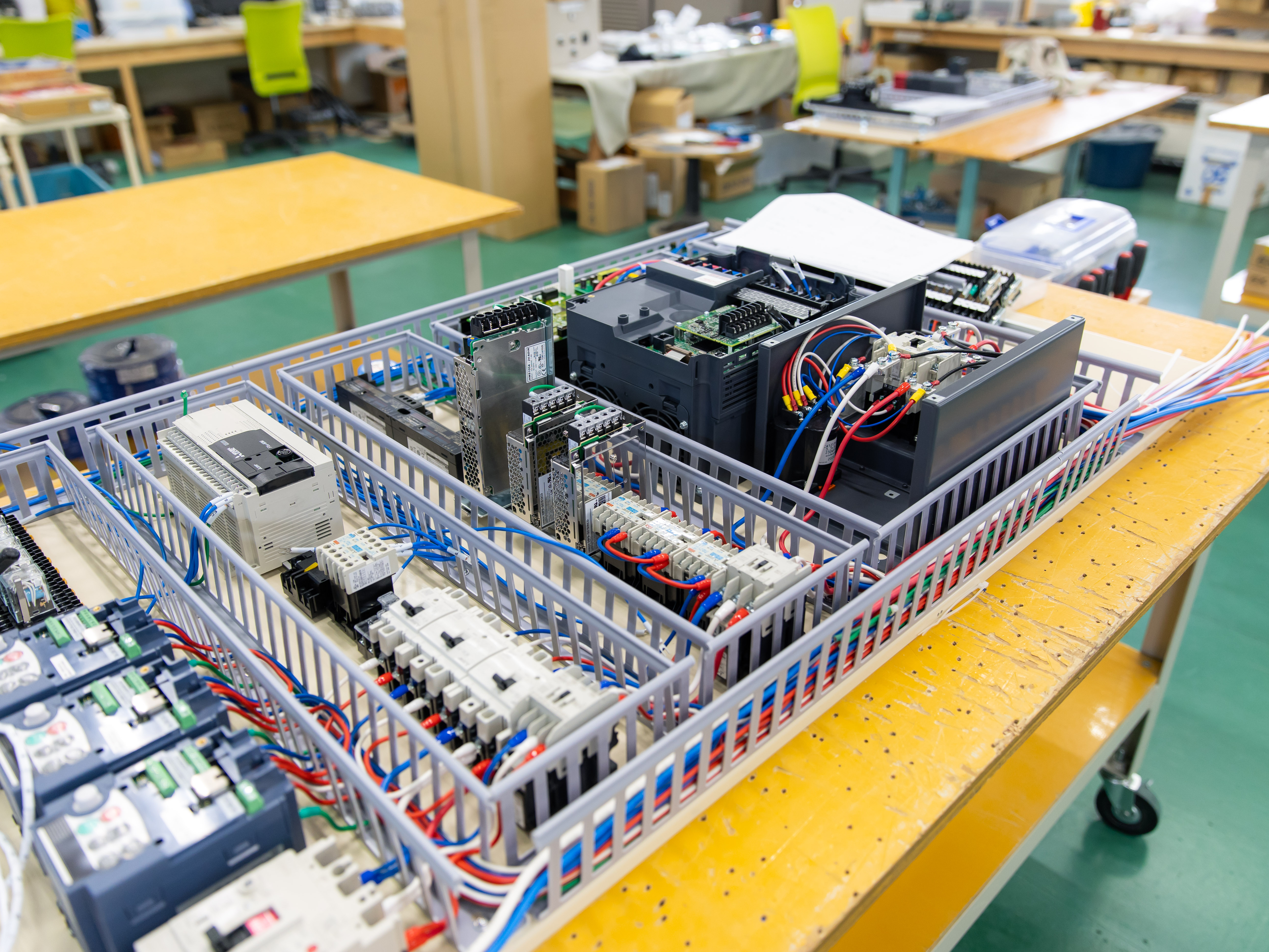 図面通りに部品を配置し配線をつなぎ、自分の手で組み上げた盤で機械が動いた時の感動は格別。黙々･コツコツ働きたい方にピッタリ。あなたの「好き」を活かして、モノづくりのプロを目指しませんか。