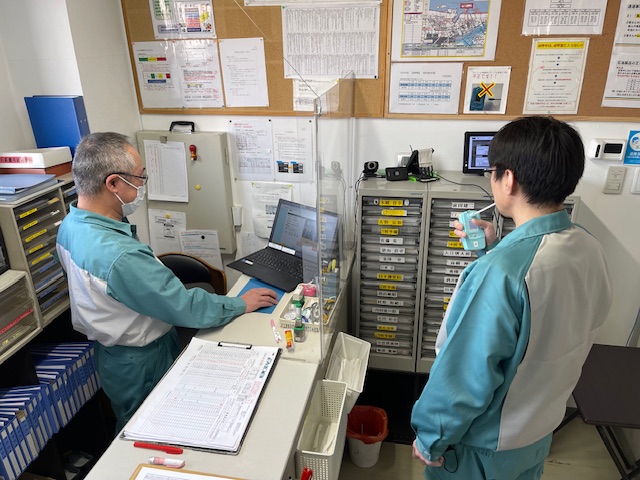 ここで帰ってきたドライバーさん達を迎えて確認業務を行います。今日は暖かいね〜など気さくに話してくれる方が多くてホッコリする時間でもあります。