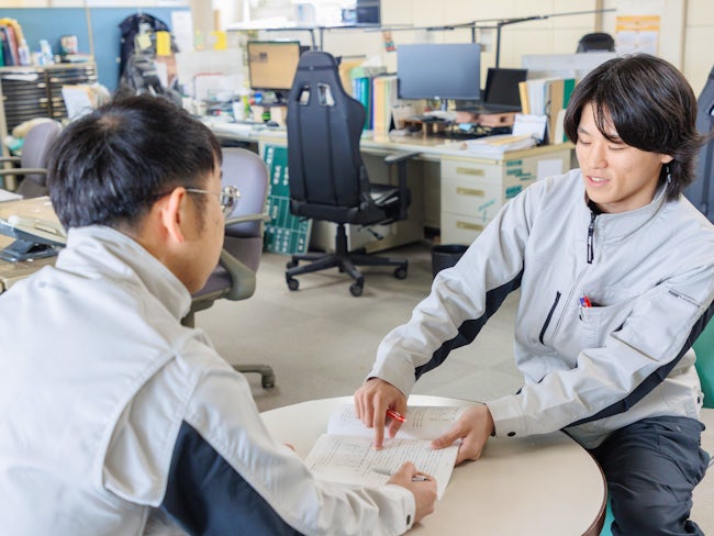 部署や役割に関係なくみんなコミュニケーション抜群です。施工管理スタッフも現場スタッフもみんなワンチームで和気あいあいと仕事しています。年齢が離れていてもフラットに話せるので質問・相談も気軽にできます。