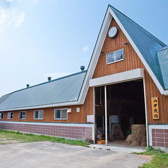 創業以来、私たちは品質にこだわりながらも、価格を抑えて多くの方に味わっていただける製品づくりを大切にしてきました。1980年に始めた黒豚の飼育も、この考え方に基づいた挑戦の一つです。