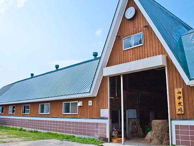 創業以来、私たちは品質にこだわりながらも、価格を抑えて多くの方に味わっていただける製品づくりを大切にしてきました。1980年に始めた黒豚の飼育も、この考え方に基づいた挑戦の一つです。