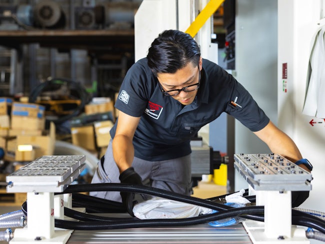 当社の取引先は製材工場や家具メーカーなどの「木材を加工して製品を作る企業」です。『柱や板を作る為に丸太をカットする機械』や『木材と木材をのり付けする為の機械』など、いろいろな機械に触れられます。