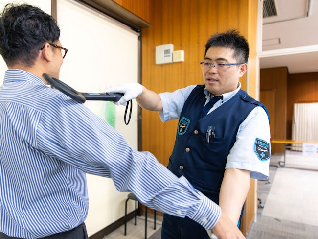 ボディチェックでは、専用の機械(金属探知機)を使って検査業務を行います。使い方は一つ一つしっかりとお教えしていきます。難しい内容ではないのでご安心を。きっとすぐに対応出来ると思います。