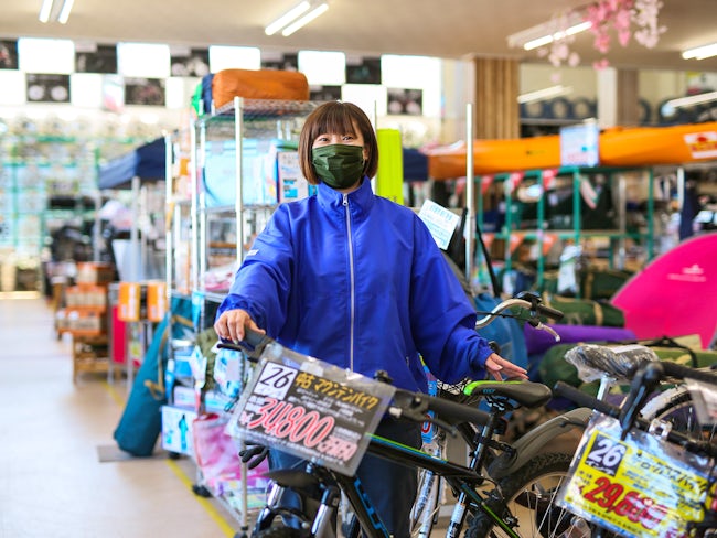 <美しが丘店> カー用品売り場の反対に目を向けると、ゴルフやキャンプ用品、自転車など中古のアウトドア用品も豊富に取り扱いがあります。スポーツ用品の専門スタッフも在籍しています。