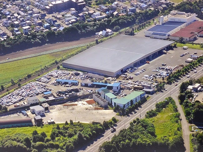 <恵庭工場> 18,000坪の広大な敷地には、カーパーツ部品のストック倉庫、ずらりと並んだ車輌。石上車輌がなぜ、多様な顧客の声(部品探し)にお応えできるのか。この工場に来ればスグにそのワケがわかります!