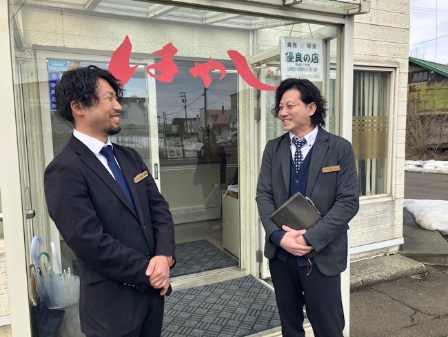 プランニングスタッフは28歳(入社2年目)・38歳(入社4年目)・56歳(入社25年目)の3名が活躍中。仕事終わりに気軽にラーメンを食べに行ったりゲームをしたりと、少数精鋭だからこその家族のような距離感があります。