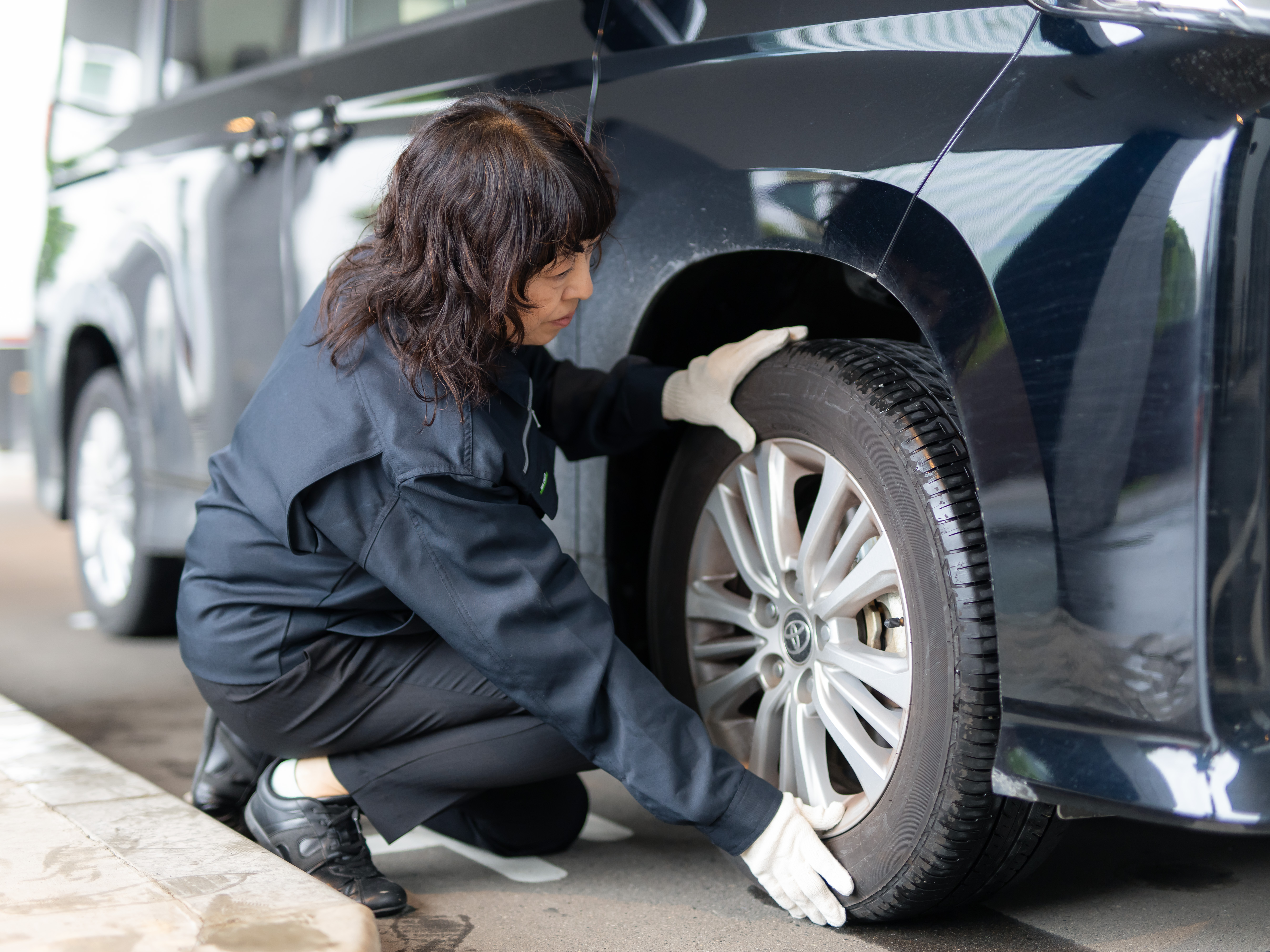 ちなみにエンジン整備などの専門作業は外部業者にお願いしています。運転するのは公用車でセダンやワンボックスカーなど。装備は一般のクルマと何も変わらないため、普通免許さえあればOKです。