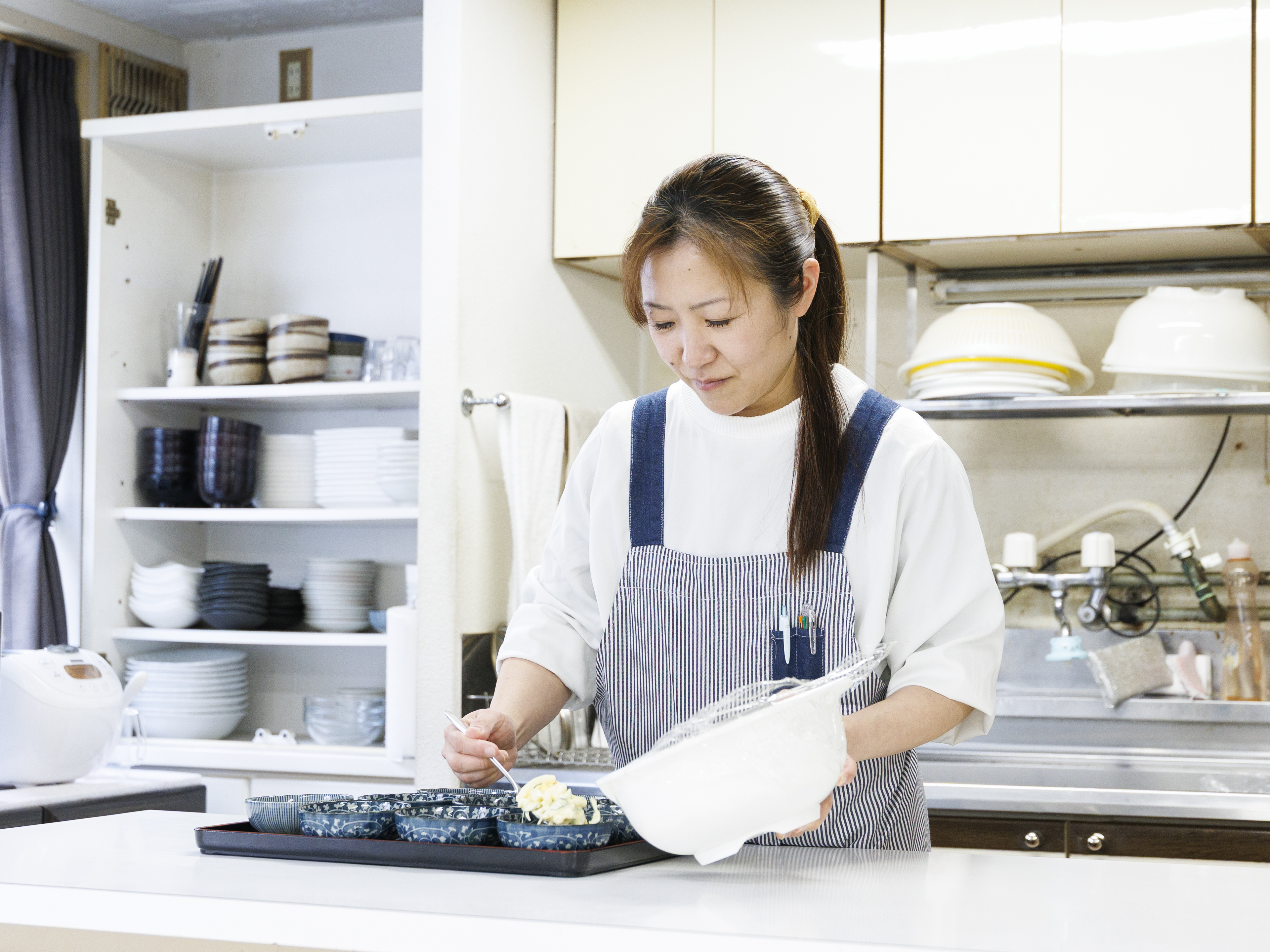 業務内容は料理・お皿洗い・掃除など、どれも家庭の延長。一番大事な入居者様の見守りも、”相手の様子をよく見て小さな変化に気づくこと”なので、子育て経験がある方は自然と身についているスキルだと思います。